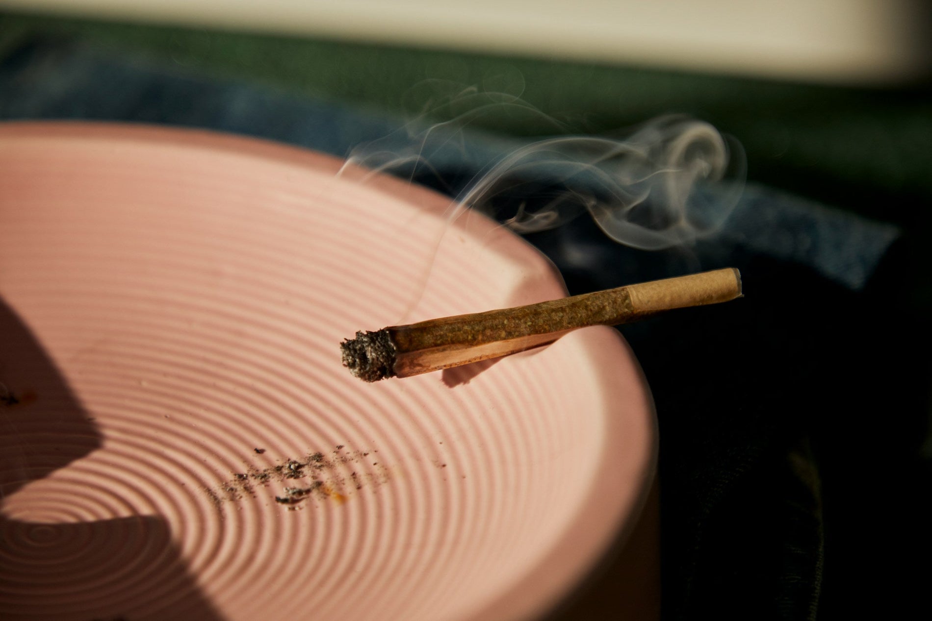 How to Open a Pre-Rolled Joint Container - Gamut Packaging